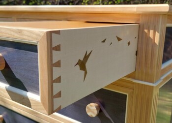 Tiroir assemblé par queues d'aronde. Incrustations d'un colibri en tulipier.