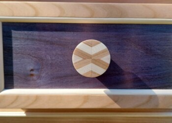 Bouton de tiroir rond en merisier et érable.