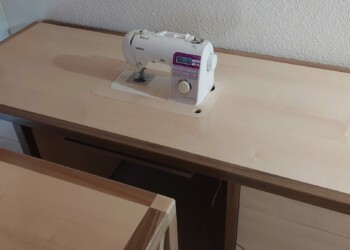 L'alcôve du plan de travail peut recevoir une machine-à-coudre, une surjeteuse ou servir de bureau.