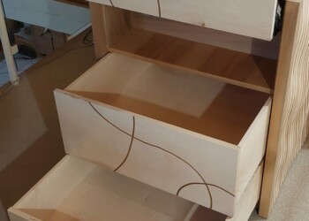 Grands volumes de rangement dans les tiroirs.