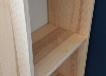 Etagères de bibliothèque en frêne olivier.