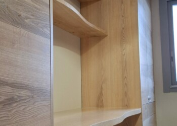 Dressing en frêne olivier intégrant un bureau double et des étagères en gradin.