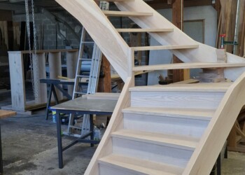 Escalier double-quart dans un atelier d'ébénisterie.