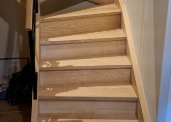 Escalier double-quart en frêne olivier avec rambardes acier et bois.
