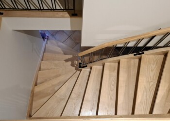 Escalier double-quart en frêne olivier avec rambardes acier et bois.