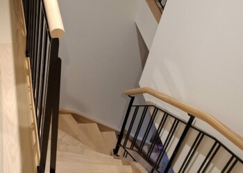 Escalier double-quart en frêne olivier avec rambardes acier et bois.