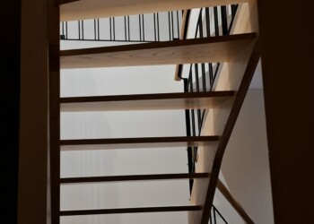 La partie supérieure de l'escalier (sans contre-marches) permet de gagner en luminosité.