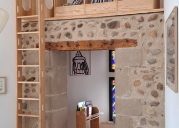 L'échelle permet aux enfants de rejoindre leur coin lecture, derrière la bibliothèque.